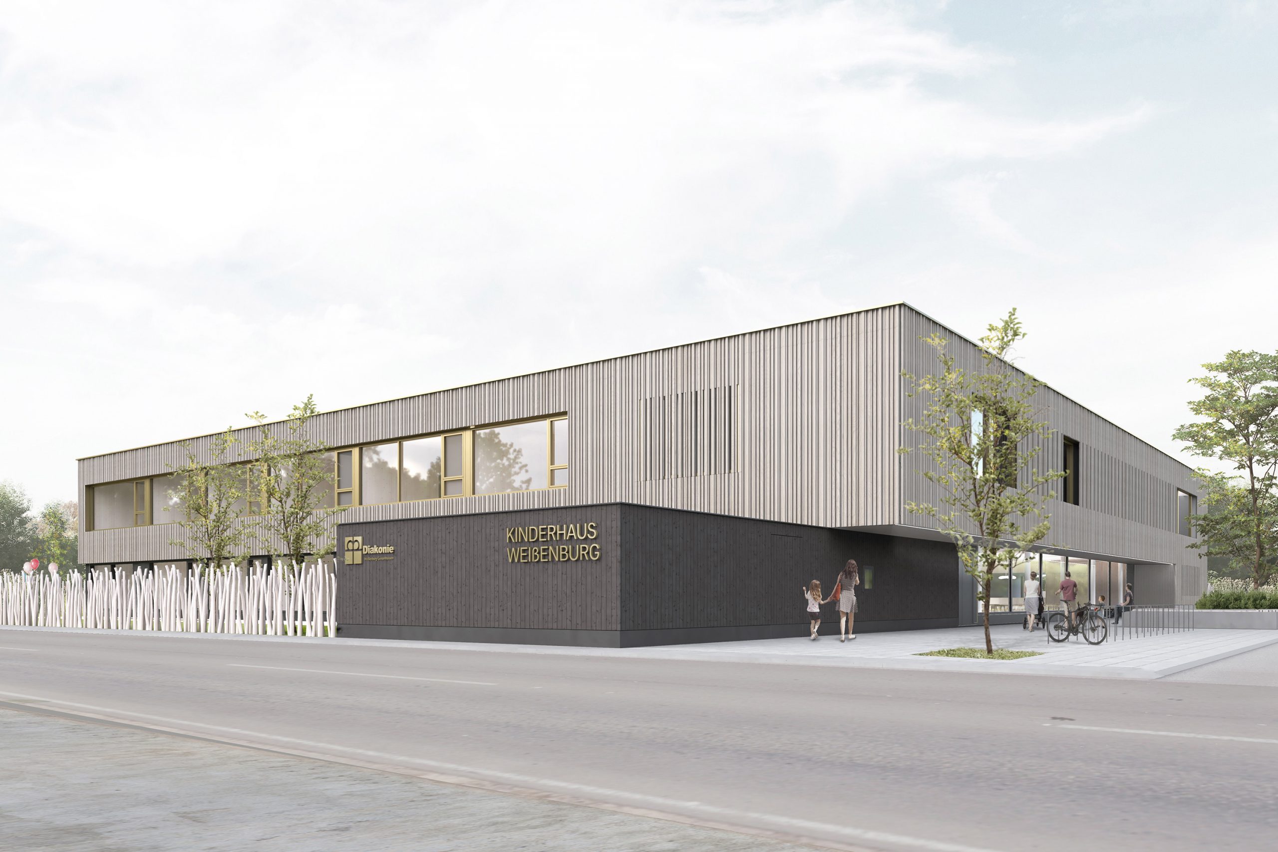 Ein modernes, zweistöckiges Gebäude mit minimalistischem Design und vertikaler Holzvertäfelung. Es hat große Fenster und ein Schild mit der Aufschrift „Kinderhaus Weißenburg“. In der Nähe sind Bäume und ein paar Menschen zu sehen. Der Himmel ist teilweise bewölkt.