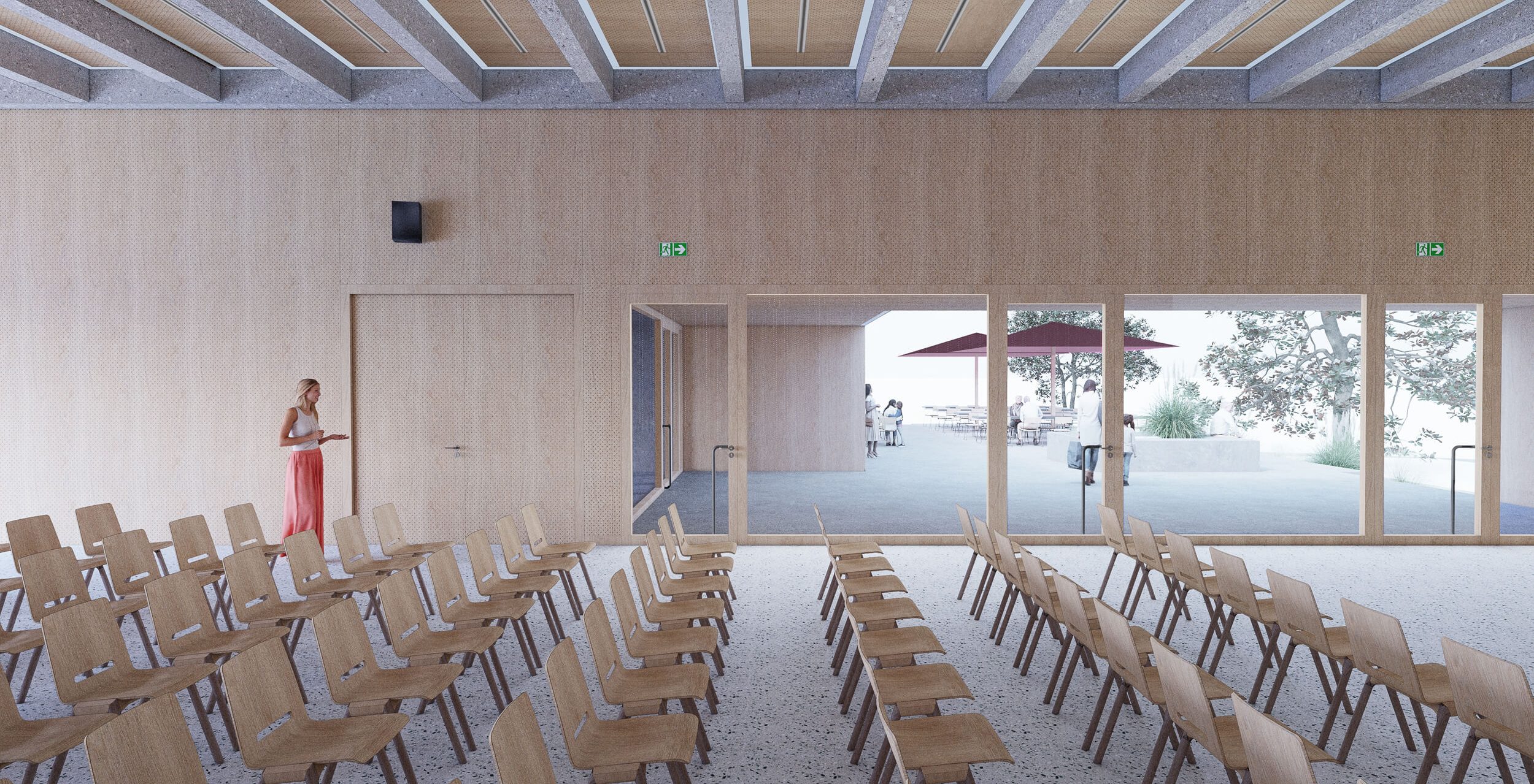 Eine Frau in einem roten Kleid steht in einem holzgetäfelten Saal mit Reihen von Holzstühlen. Große Glastüren öffnen sich zu einem Außenbereich mit Menschen und roten Sonnenschirmen mit Sitzmöglichkeiten. Natürliches Licht erfüllt den Raum.