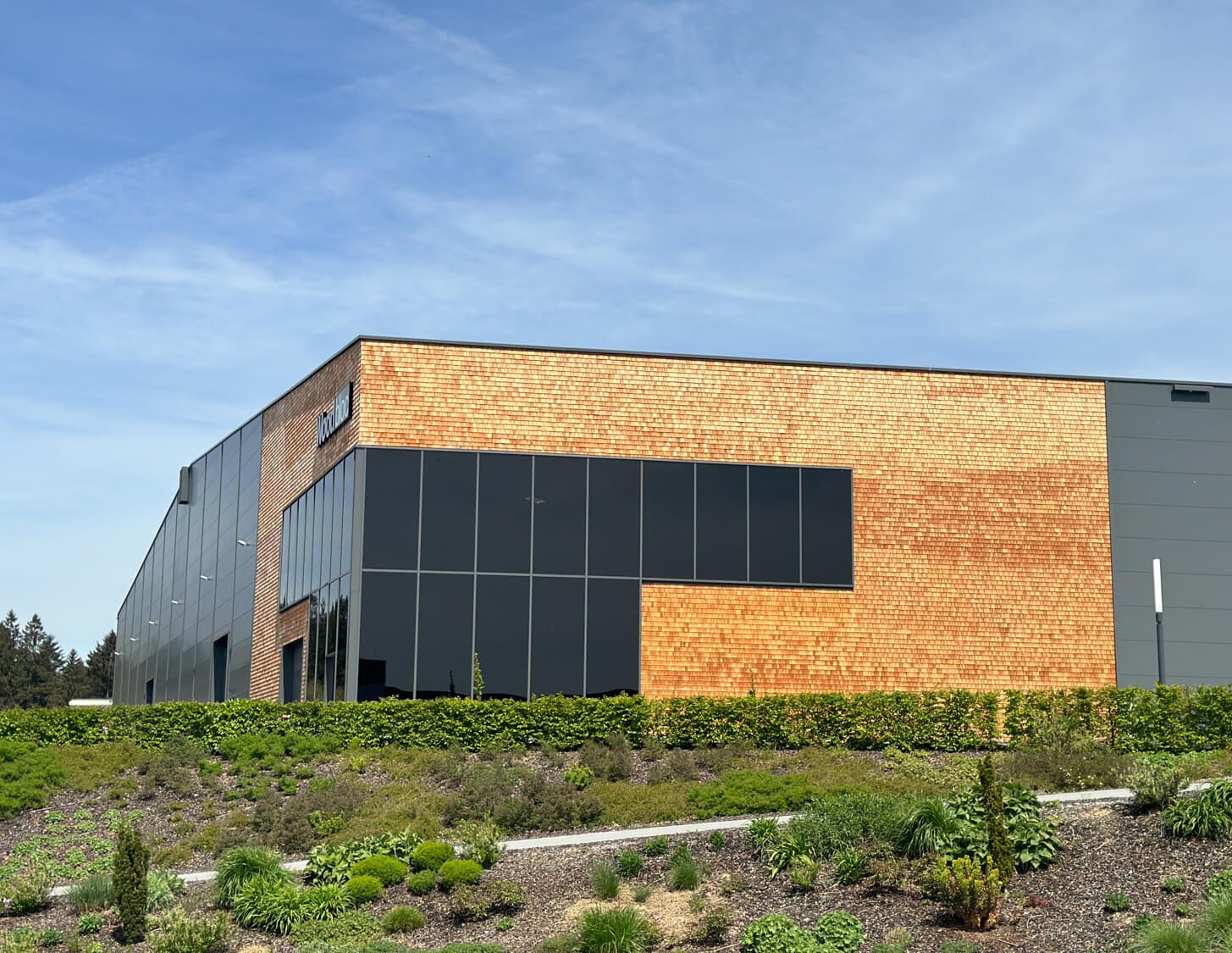 Modernes Industriegebäude mit einer Mischung aus Backstein und grauer Verkleidung.